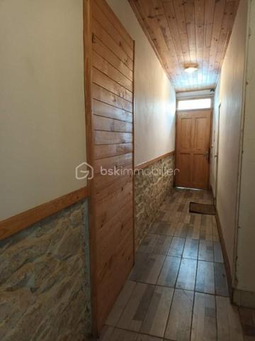 Je vous propose cet immeuble idéalement situé en plein centre-ville, composé de trois appartements, chacun disposant d'un salon cuisine, d'une chambre et d'une salle d'eau. Chaque appartement bénéficie également d'un box privé, offrant ainsi un espace de stockage sécurisé, ainsi qu'une mini cour à partager, parfaite pour profiter de l'extérieur.

L'emplacement central permet de tout faire à pied, rendant cette propriété particulièrement attrayante pour les locataires. Idéal pour les investisseurs, les appartements sont actuellement vide mais les loyers sont habituellement de 390€/mois.

Les charges foncières, incluant la taxe foncière et les ordures ménagères, s'élèvent à 1680 € par an. Les appartements sont équipés de chauffage électrique, et chaque appartement dispose de compteurs d'eau et d'électricité individuels.

Cette opportunité d'investissement présente un bon rendement locatif dans un secteur recherché.

Pour plus d'informations ou pour organiser une visite, n'hésitez pas à me contacter.

Ne manquez pas cette chance d'acquérir un immeuble de rapport dans un emplacement privilégié !