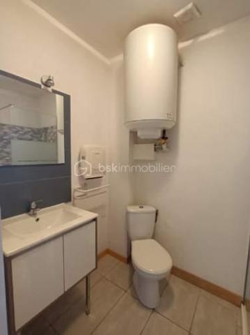Je vous propose cet immeuble idéalement situé en plein centre-ville, composé de trois appartements, chacun disposant d'un salon cuisine, d'une chambre et d'une salle d'eau. Chaque appartement bénéficie également d'un box privé, offrant ainsi un espace de stockage sécurisé, ainsi qu'une mini cour à partager, parfaite pour profiter de l'extérieur.

L'emplacement central permet de tout faire à pied, rendant cette propriété particulièrement attrayante pour les locataires. Idéal pour les investisseurs, les appartements sont actuellement vide mais les loyers sont habituellement de 390€/mois.

Les charges foncières, incluant la taxe foncière et les ordures ménagères, s'élèvent à 1680 € par an. Les appartements sont équipés de chauffage électrique, et chaque appartement dispose de compteurs d'eau et d'électricité individuels.

Cette opportunité d'investissement présente un bon rendement locatif dans un secteur recherché.

Pour plus d'informations ou pour organiser une visite, n'hésitez pas à me contacter.

Ne manquez pas cette chance d'acquérir un immeuble de rapport dans un emplacement privilégié !