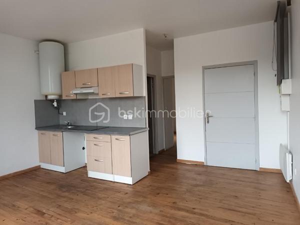 Je vous propose cet immeuble idéalement situé en plein centre-ville, composé de trois appartements, chacun disposant d'un salon cuisine, d'une chambre et d'une salle d'eau. Chaque appartement bénéficie également d'un box privé, offrant ainsi un espace de stockage sécurisé, ainsi qu'une mini cour à partager, parfaite pour profiter de l'extérieur.

L'emplacement central permet de tout faire à pied, rendant cette propriété particulièrement attrayante pour les locataires. Idéal pour les investisseurs, les appartements sont actuellement vide mais les loyers sont habituellement de 390€/mois.

Les charges foncières, incluant la taxe foncière et les ordures ménagères, s'élèvent à 1680 € par an. Les appartements sont équipés de chauffage électrique, et chaque appartement dispose de compteurs d'eau et d'électricité individuels.

Cette opportunité d'investissement présente un bon rendement locatif dans un secteur recherché.

Pour plus d'informations ou pour organiser une visite, n'hésitez pas à me contacter.

Ne manquez pas cette chance d'acquérir un immeuble de rapport dans un emplacement privilégié !