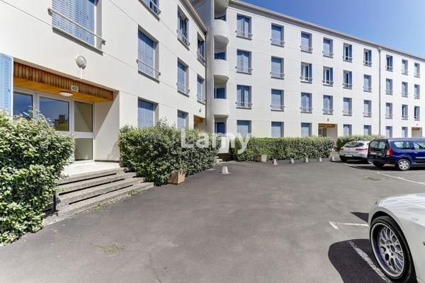 Studio 21 m2, 3ème étage, place de parking, cave.
