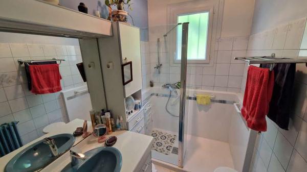 Maison de plain pied des années 60 située à moins de 5 kms du bourg de La Force !