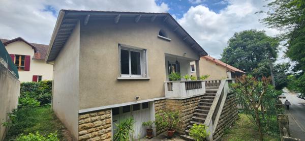 Maison de ville avec jardin, grand garage et beau potentiel !