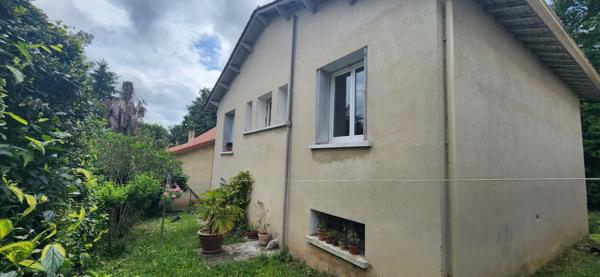 Maison de ville avec jardin, grand garage et beau potentiel !