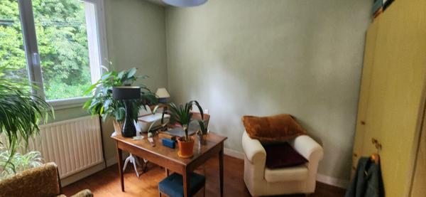 Maison de ville avec jardin, grand garage et beau potentiel !
