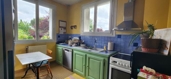 Maison de ville avec jardin, grand garage et beau potentiel !