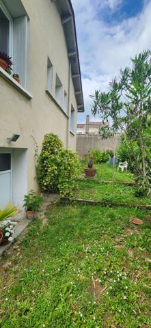 Maison de ville avec jardin, grand garage et beau potentiel !