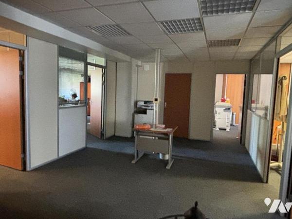 LILLE rue de Canteleu - Bureaux d'env. 166m² + 5 parkings