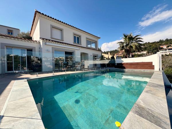 Les Hauts de Hyères - Maison 7 pièces - Piscine - Jacuzzi - Garage - Cave et dépendances.