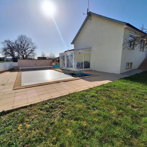 Pavillon avec piscine creusée