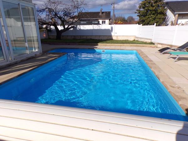 Pavillon avec piscine creusée