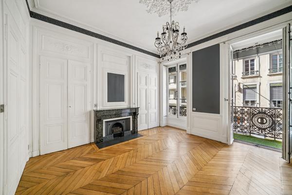 Lyon 6 - Place Maréchal Lyautey: Un appartement T2 entièrement rénové de 49m2 avec balcon et vue.