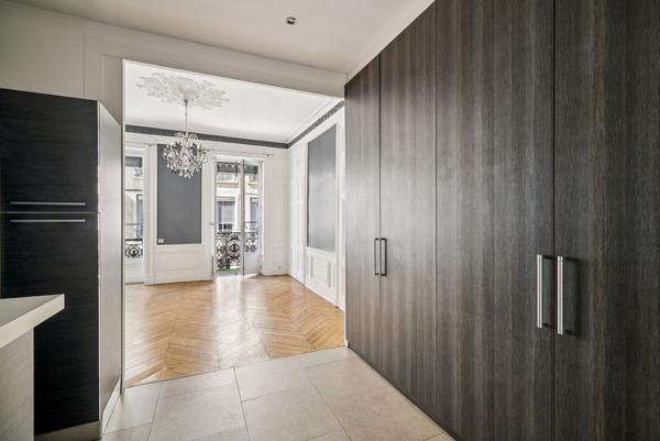 Lyon 6 - Place Maréchal Lyautey: Un appartement T2 entièrement rénové de 49m2 avec balcon et vue.