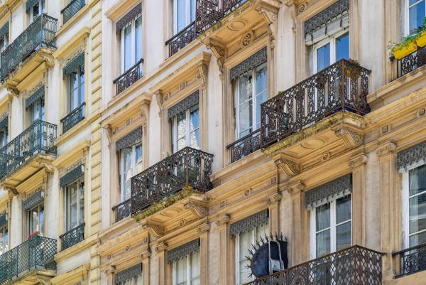 Lyon 6 - Place Maréchal Lyautey: Un appartement T2 entièrement rénové de 49m2 avec balcon et vue.
