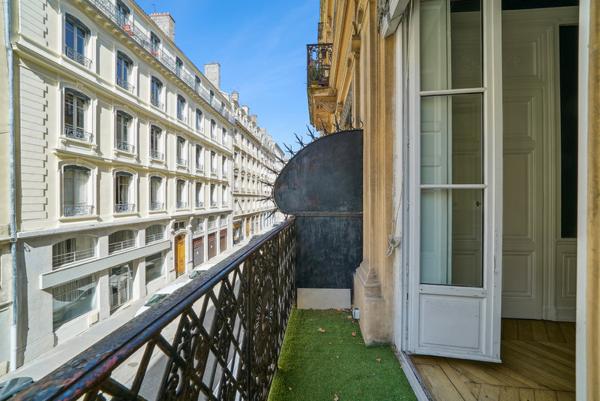 Lyon 6 - Place Maréchal Lyautey: Un appartement T2 entièrement rénové de 49m2 avec balcon et vue.