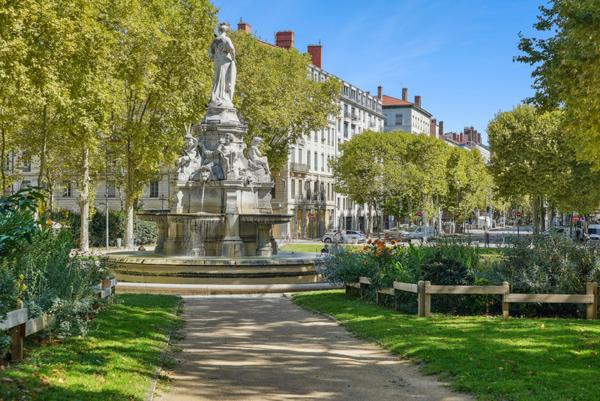 Lyon 6 - Place Maréchal Lyautey: Un appartement T2 entièrement rénové de 49m2 avec balcon et vue.