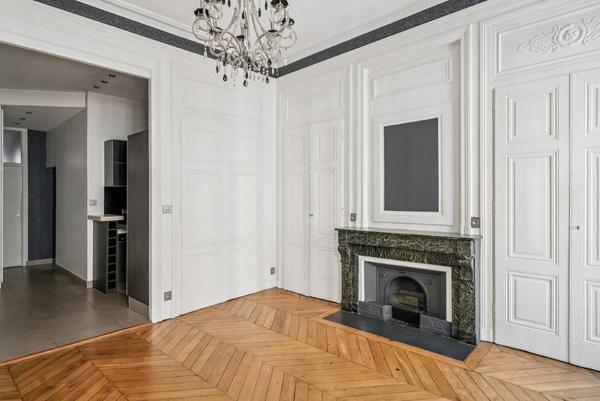 Lyon 6 - Place Maréchal Lyautey: Un appartement T2 entièrement rénové de 49m2 avec balcon et vue.