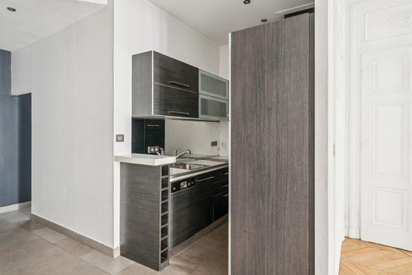 Lyon 6 - Place Maréchal Lyautey: Un appartement T2 entièrement rénové de 49m2 avec balcon et vue.
