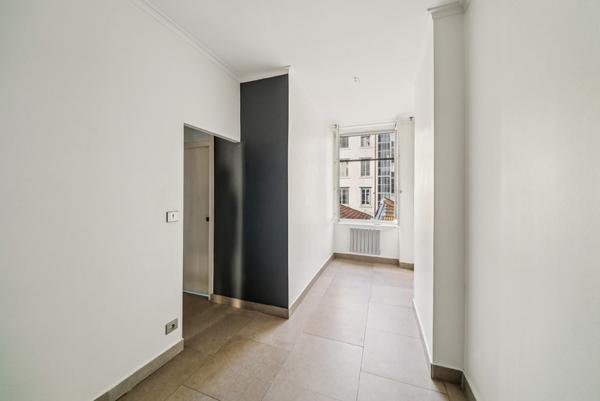 Lyon 6 - Place Maréchal Lyautey: Un appartement T2 entièrement rénové de 49m2 avec balcon et vue.