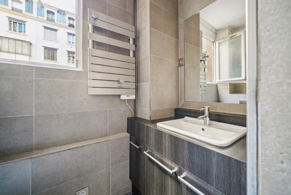 Lyon 6 - Place Maréchal Lyautey: Un appartement T2 entièrement rénové de 49m2 avec balcon et vue.