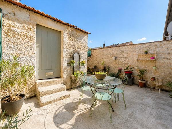 Biesles, maison de plus de 97m2 avec jardin, dépendances et potentiel d'évolution.