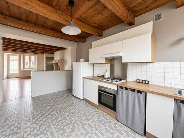 Biesles, maison de plus de 97m2 avec jardin, dépendances et potentiel d'évolution.