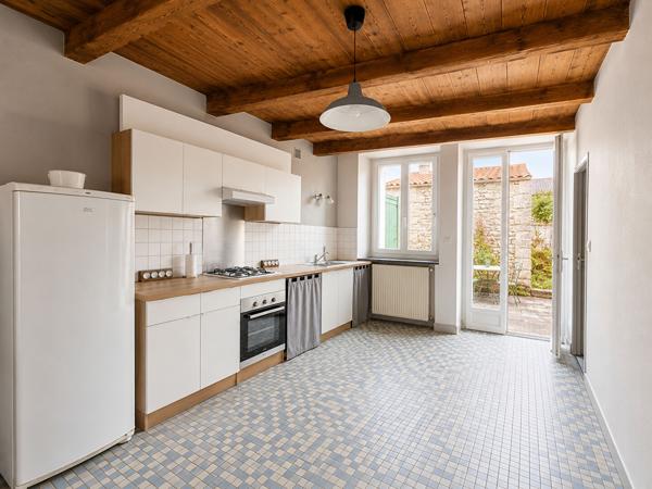 Biesles, maison de plus de 97m2 avec jardin, dépendances et potentiel d'évolution.