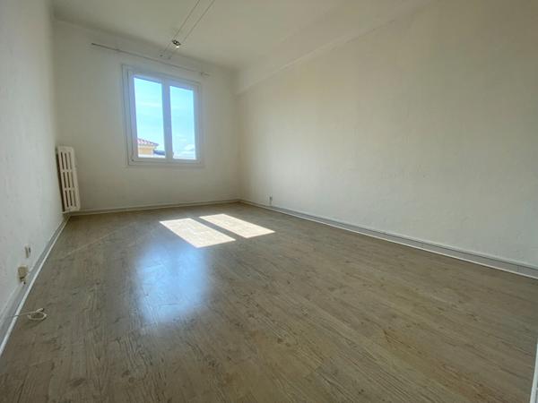 À vendre : Appartement lumineux avec vue dégagée  à NICE !