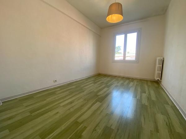 À vendre : Appartement lumineux avec vue dégagée  à NICE !