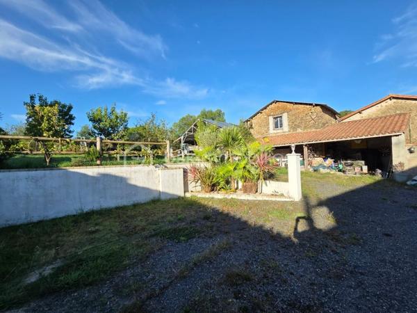Dans un environnement calme et paisible, venez découvrir cette maison de campagne de 188 m2 sur son vaste terrain de 5900 m2 avec dépendances, offrant un cadre de vie idéal pour toute la famille.
Au rez-de-chaussée, un bel espace de vie lumineux de 65 m2 avec cuisine équipée ouverte sur le salon/séjour doté d'une cheminée, une suite parentale de 32 m2 avec dressing, une salle de bains ( douche et baignoire ) un toilette séparé et 2 autres pièces de 13 m2 et 20 m2 à finir d'aménager selon vos envies!
A l'étage, l'espace mezzanine dessert 2 chambres de 19 m2 et 12 m2, un bureau et une future salle de bains.
A l'extérieur,  plusieurs dépendances en pierre, un hangar métallique, sur son vaste terrain pour profiter pleinement de la nature.
Cette propriété est une belle opportunité pour les amoureux de la campagne à la recherche de tranquillité et d'espace.
