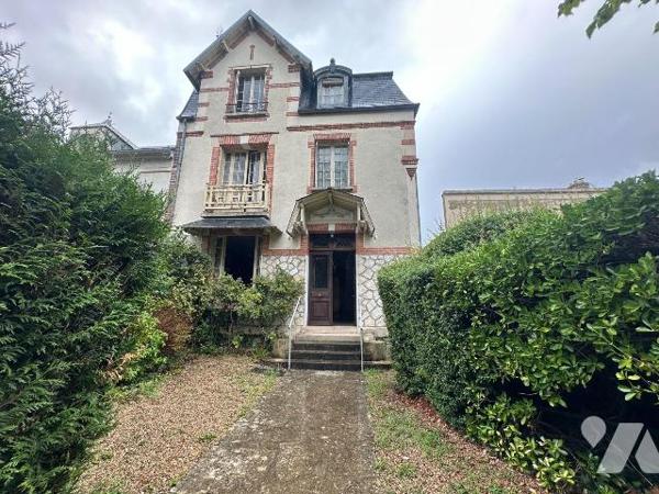 EXCLUSIVITÉ AU COEUR DE SAINT JULIEN DU SAULT :
Propriété sur 1830 m² de terrain comprenant de...