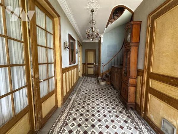 EXCLUSIVITÉ AU COEUR DE SAINT JULIEN DU SAULT :
Propriété sur 1830 m² de terrain comprenant de...