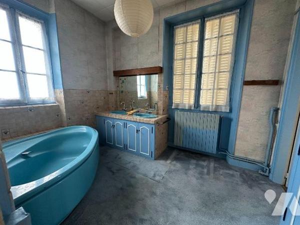 EXCLUSIVITÉ AU COEUR DE SAINT JULIEN DU SAULT :
Propriété sur 1830 m² de terrain comprenant de...