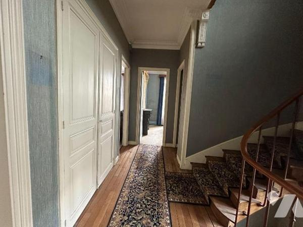 EXCLUSIVITÉ AU COEUR DE SAINT JULIEN DU SAULT :
Propriété sur 1830 m² de terrain comprenant de...