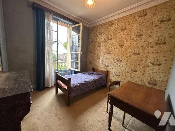 EXCLUSIVITÉ AU COEUR DE SAINT JULIEN DU SAULT :
Propriété sur 1830 m² de terrain comprenant de...