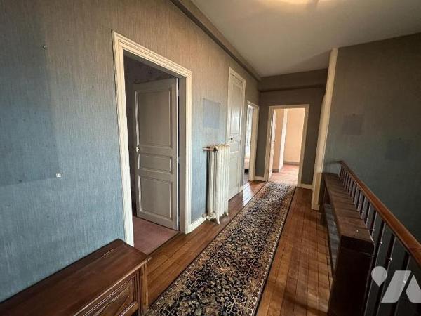 EXCLUSIVITÉ AU COEUR DE SAINT JULIEN DU SAULT :
Propriété sur 1830 m² de terrain comprenant de...
