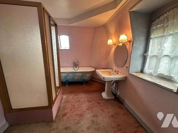 EXCLUSIVITÉ AU COEUR DE SAINT JULIEN DU SAULT :
Propriété sur 1830 m² de terrain comprenant de...