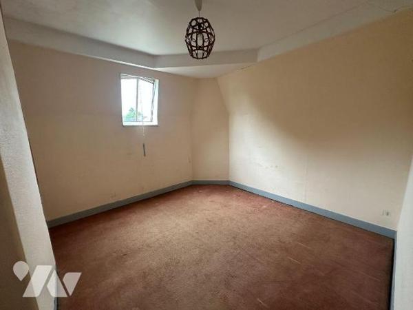 EXCLUSIVITÉ AU COEUR DE SAINT JULIEN DU SAULT :
Propriété sur 1830 m² de terrain comprenant de...