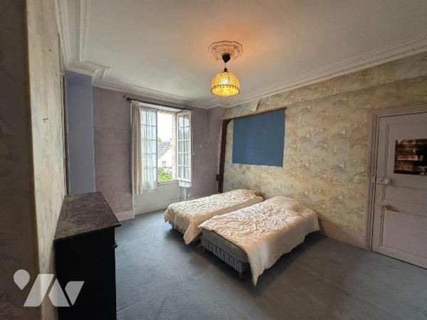 EXCLUSIVITÉ AU COEUR DE SAINT JULIEN DU SAULT :
Propriété sur 1830 m² de terrain comprenant de...