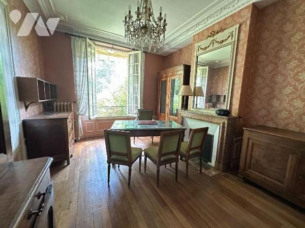 EXCLUSIVITÉ AU COEUR DE SAINT JULIEN DU SAULT :
Propriété sur 1830 m² de terrain comprenant de...