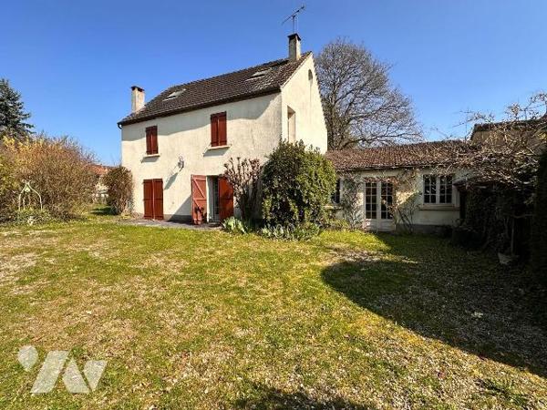 EXCLUSIVITÉ AU COEUR DE SAINT JULIEN DU SAULT :
Propriété sur 1830 m² de terrain comprenant de...