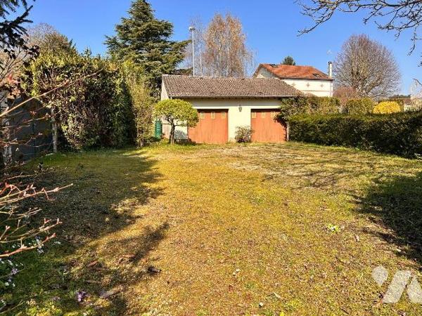 EXCLUSIVITÉ AU COEUR DE SAINT JULIEN DU SAULT :
Propriété sur 1830 m² de terrain comprenant de...