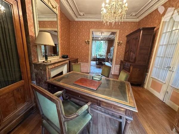 EXCLUSIVITÉ AU COEUR DE SAINT JULIEN DU SAULT :
Propriété sur 1830 m² de terrain comprenant de...
