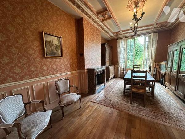 EXCLUSIVITÉ AU COEUR DE SAINT JULIEN DU SAULT :
Propriété sur 1830 m² de terrain comprenant de...