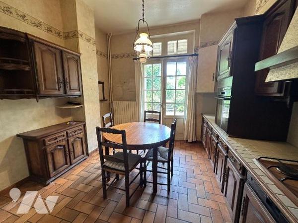EXCLUSIVITÉ AU COEUR DE SAINT JULIEN DU SAULT :
Propriété sur 1830 m² de terrain comprenant de...
