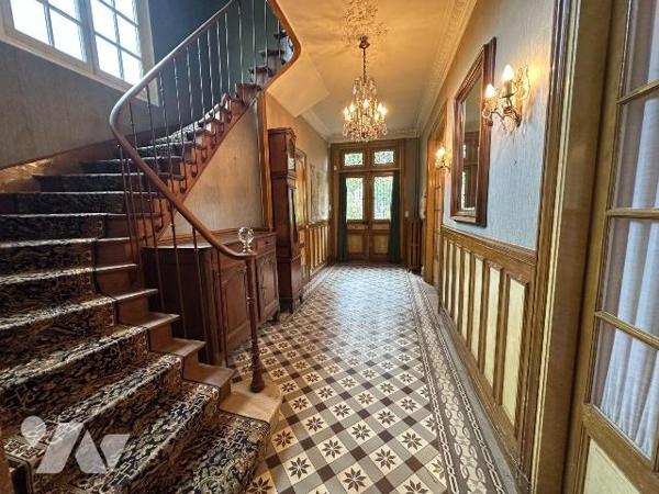 EXCLUSIVITÉ AU COEUR DE SAINT JULIEN DU SAULT :
Propriété sur 1830 m² de terrain comprenant de...