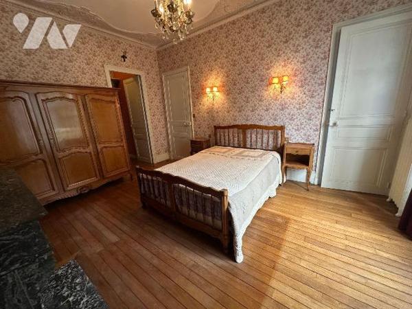 EXCLUSIVITÉ AU COEUR DE SAINT JULIEN DU SAULT :
Propriété sur 1830 m² de terrain comprenant de...