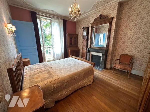 EXCLUSIVITÉ AU COEUR DE SAINT JULIEN DU SAULT :
Propriété sur 1830 m² de terrain comprenant de...