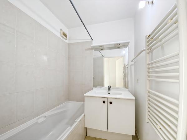 Appartement
         3 pièces
        - 57 m² 198 000 € *