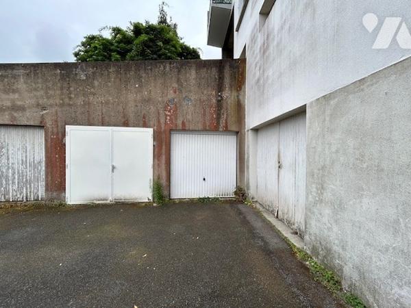 Garage fermé dans une copropriété rue de la Caillette NANTES
Entrée portail 2,00 M 
faibles charges