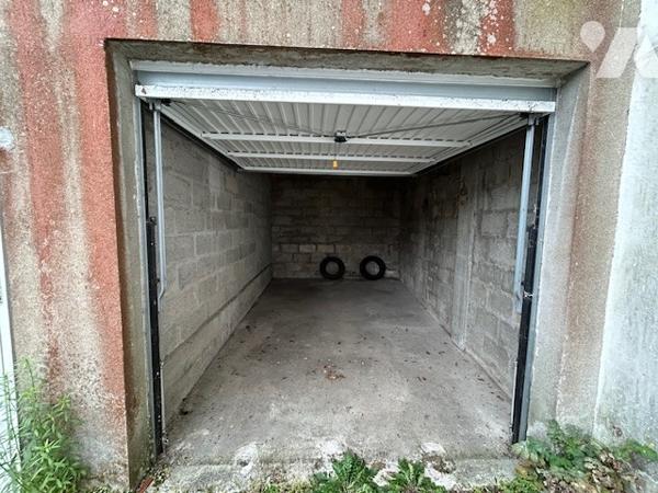 Garage fermé dans une copropriété rue de la Caillette NANTES
Entrée portail 2,00 M 
faibles charges